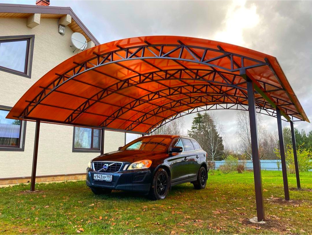 Арочный автонавес двойной с поликарбонатом Односкатный автонавес из поликарбоната в стиле хай-тек для автомобиля с закрытыми боковинами
