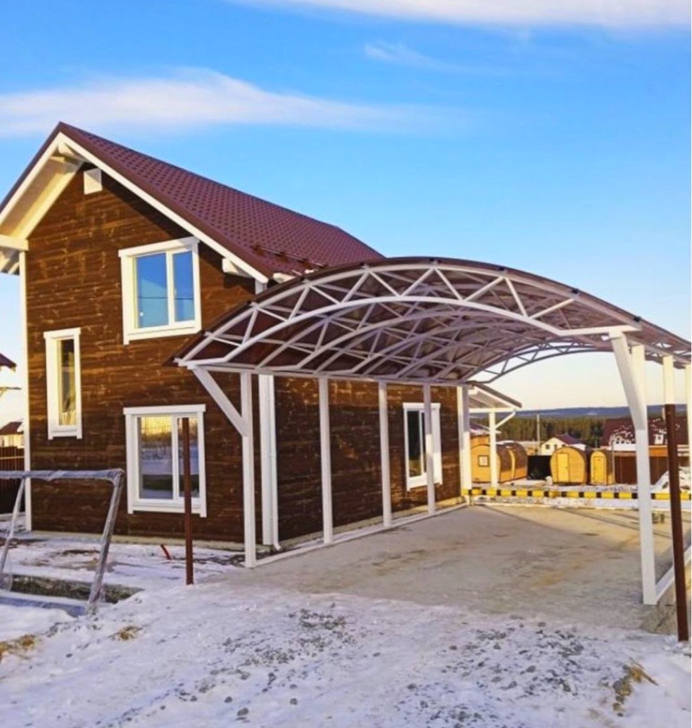 Арочный автонавес из темного поликарбоната (белые столбы) Односкатный автонавес из поликарбоната в стиле хай-тек для автомобиля с закрытыми боковинами