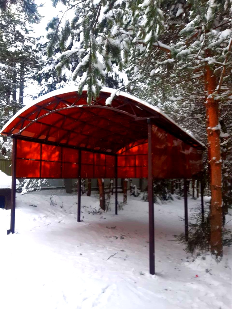 Современный автонавес с крышей из поликарбоната