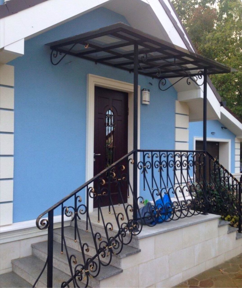 Современный автонавес с крышей из поликарбоната