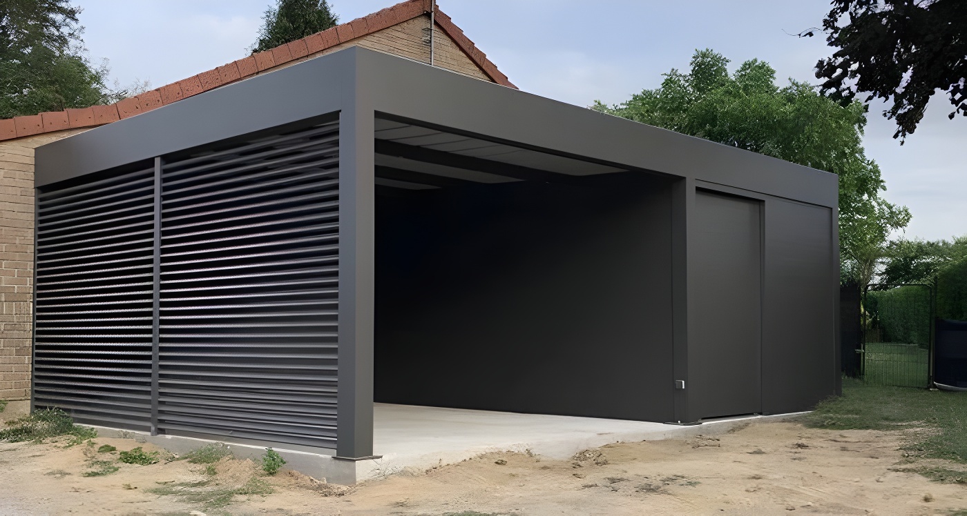 Закрытый автонавес с односкатной крышей из поликарбоната Односкатный автонавес из поликарбоната в стиле хай-тек для автомобиля с закрытыми боковинами